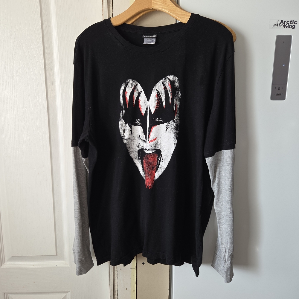 Kiss Black Graphic Tee